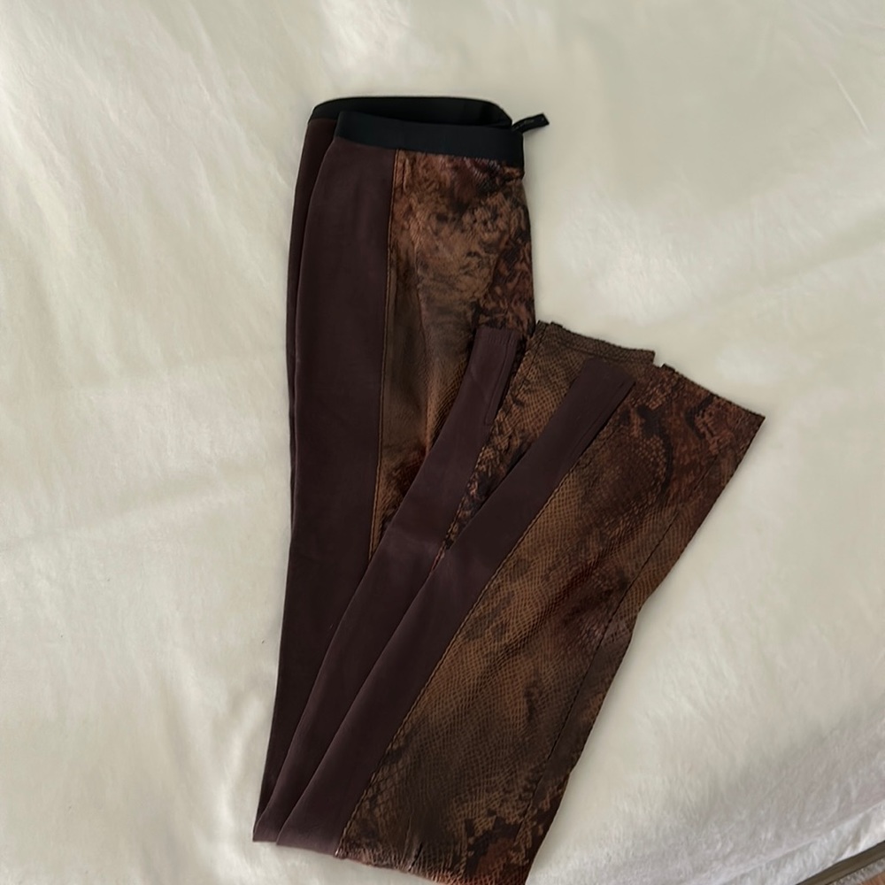 NEW WITHOUT TAGS BCBG snake skin leggings size small
